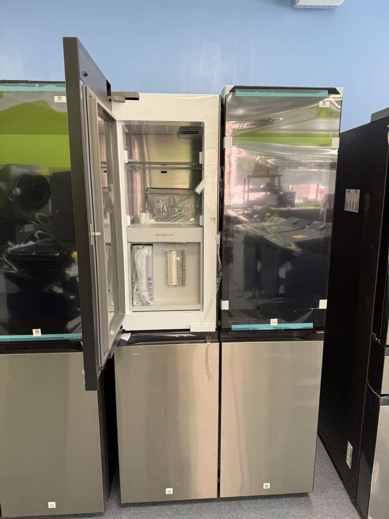 RF23DB9900QDAA (3) Bespoke 23 cu. ft. Counter Depth 4-Door Flex™ Refrigerator with AI Family Hub™+ & AI Vision Inside™ in Stainless Steel - Image 3