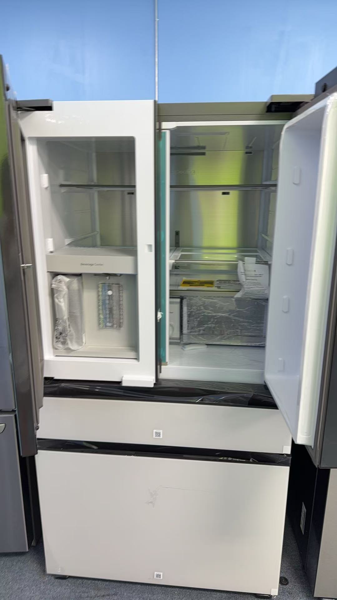 RF29BB86004MAA (3) Bespoke 4-Door French Door Refrigerator (29 cu. ft.) with Beverage Center™ in Morning Blue Glass Top Panels and White Glass Middle and Bottom Panels - Image 3