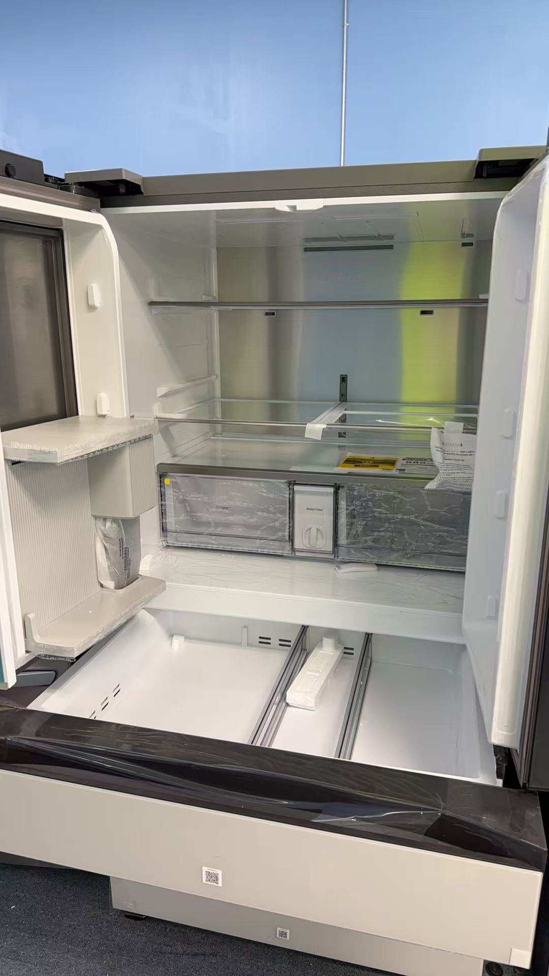 RF29BB86004MAA (4) Bespoke 4-Door French Door Refrigerator (29 cu. ft.) with Beverage Center™ in Morning Blue Glass Top Panels and White Glass Middle and Bottom Panels - Image 5