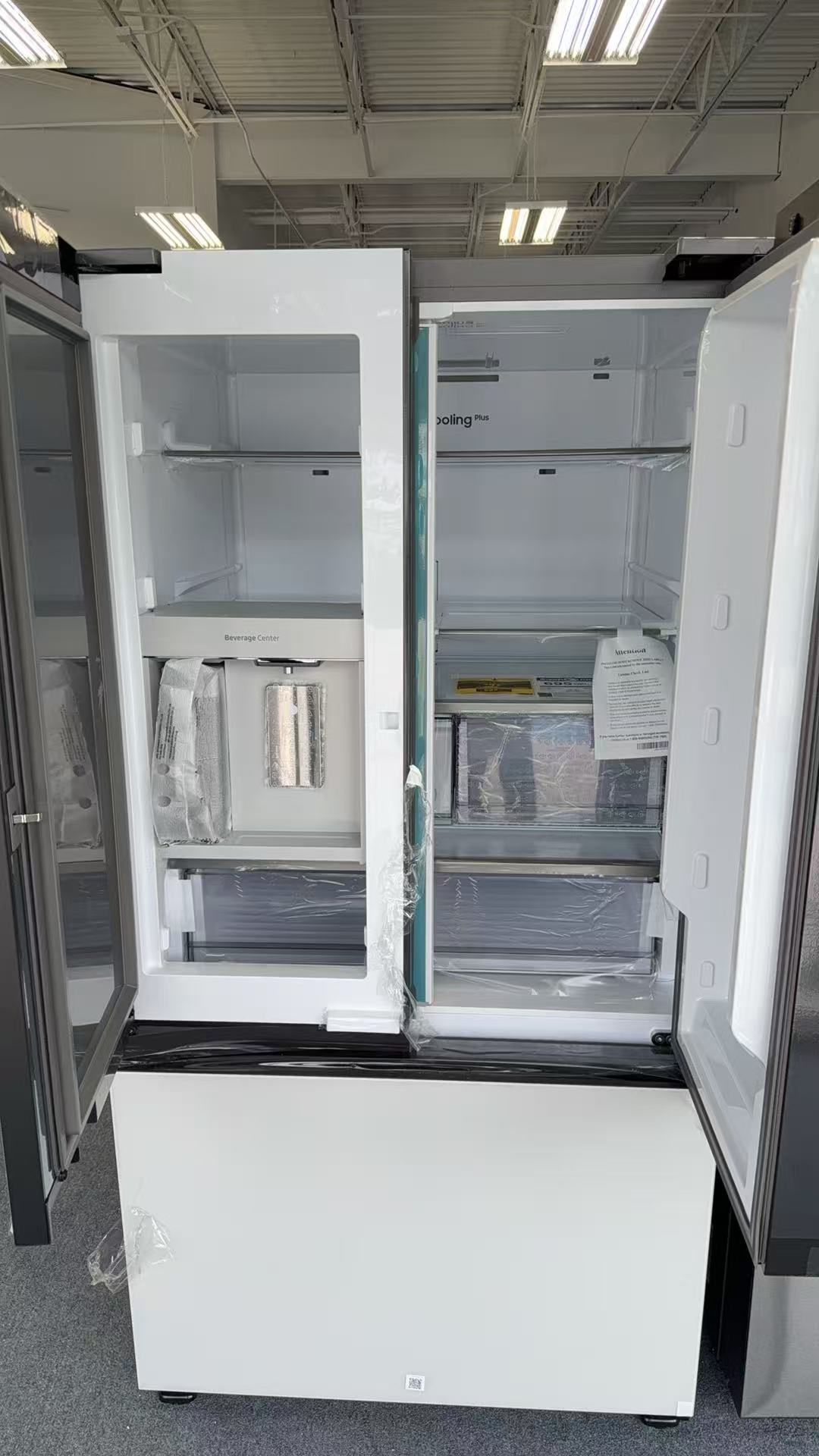RF30BB660012AA (1) Bespoke 3-Door French Door Refrigerator (30 cu. ft.) with Beverage Center™ in White Glass - Image 3