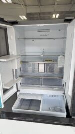 Bespoke 3-Door French Door Refrigerator (30 cu. ft.) with Beverage Center™ in White Glass - Image 4