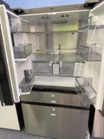 Bespoke 29 cu. ft. 4-Door French Door Refrigerator with AI Family Hub™+ & AI Vision Inside™ in Charcoal Glass and Stainless Steel - Image 4