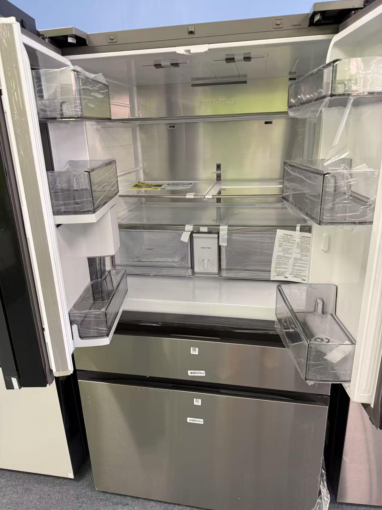 RF90F29AECRAA (3) Bespoke 29 cu. ft. 4-Door French Door Refrigerator with AI Family Hub™+ & AI Vision Inside™ in Charcoal Glass and Stainless Steel - Image 4