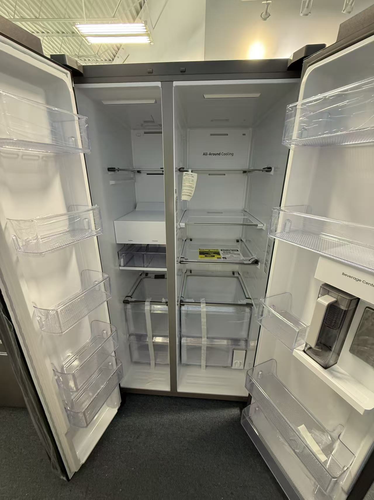 RS28CB760012AA (2) Bespoke Side-by-Side 28 cu. ft. Refrigerator with Beverage Center™ in White Glass - Image 3