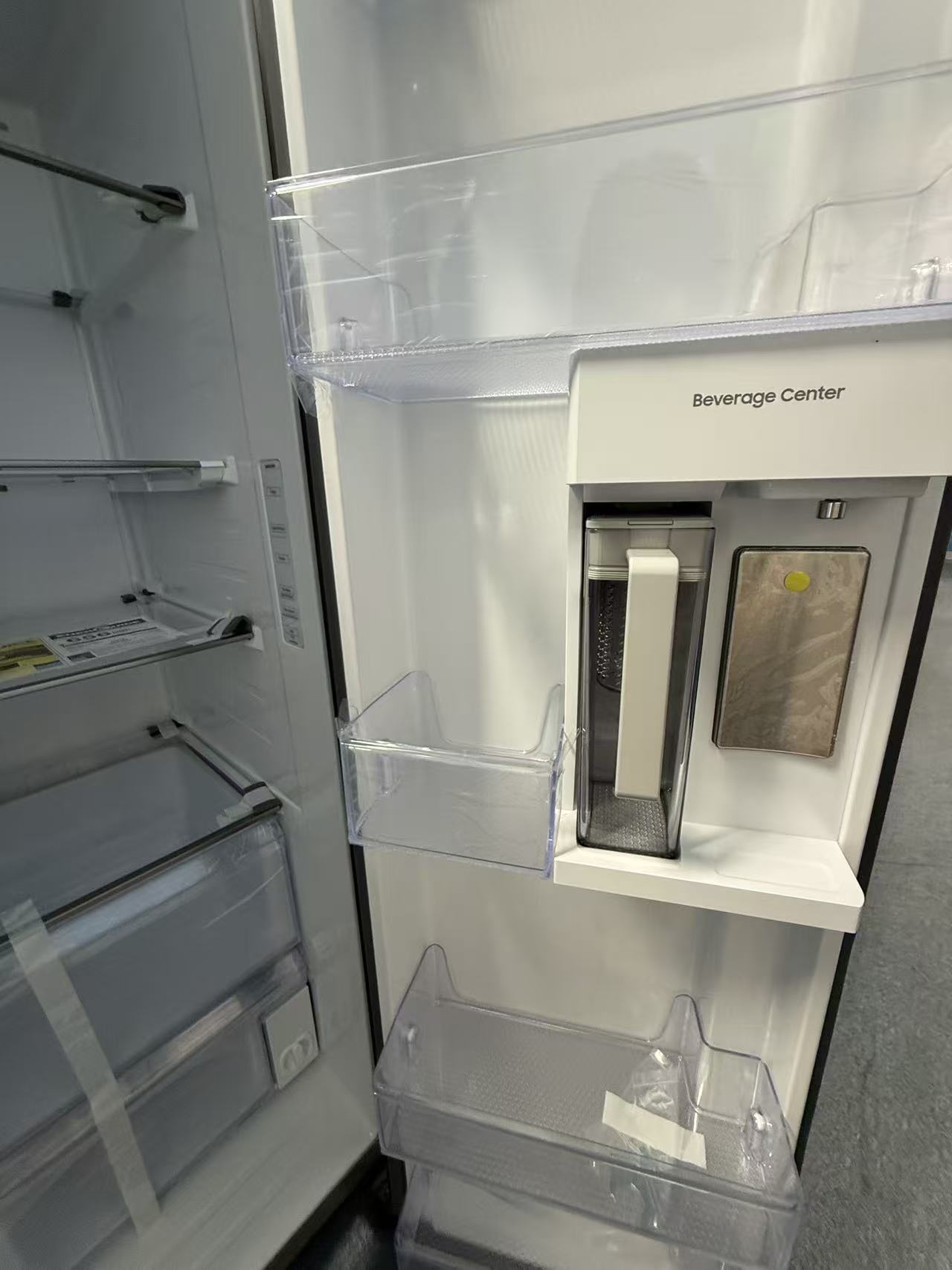 RS28CB760012AA (4) Bespoke Side-by-Side 28 cu. ft. Refrigerator with Beverage Center™ in White Glass - Image 5