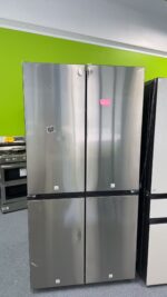 Bespoke 4-Door Flex™ Refrigerator (29 cu. ft.) with Beverage Center™ in Stainless Steel – (with Customizable Door Panel Colors) - Image 2