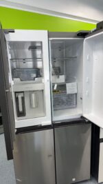 Bespoke 4-Door Flex™ Refrigerator (29 cu. ft.) with Beverage Center™ in Stainless Steel – (with Customizable Door Panel Colors) - Image 3
