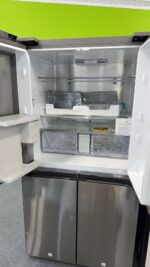 Bespoke 4-Door Flex™ Refrigerator (29 cu. ft.) with Beverage Center™ in Stainless Steel – (with Customizable Door Panel Colors) - Image 4